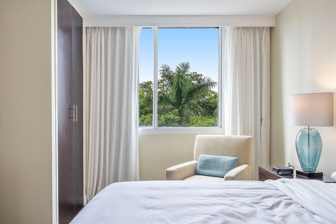 For Sale: $320,000 (2 beds, 2 baths, 836 Square Feet)