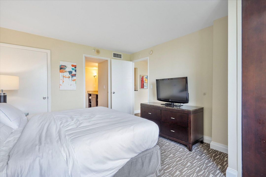 For Sale: $320,000 (2 beds, 2 baths, 836 Square Feet)