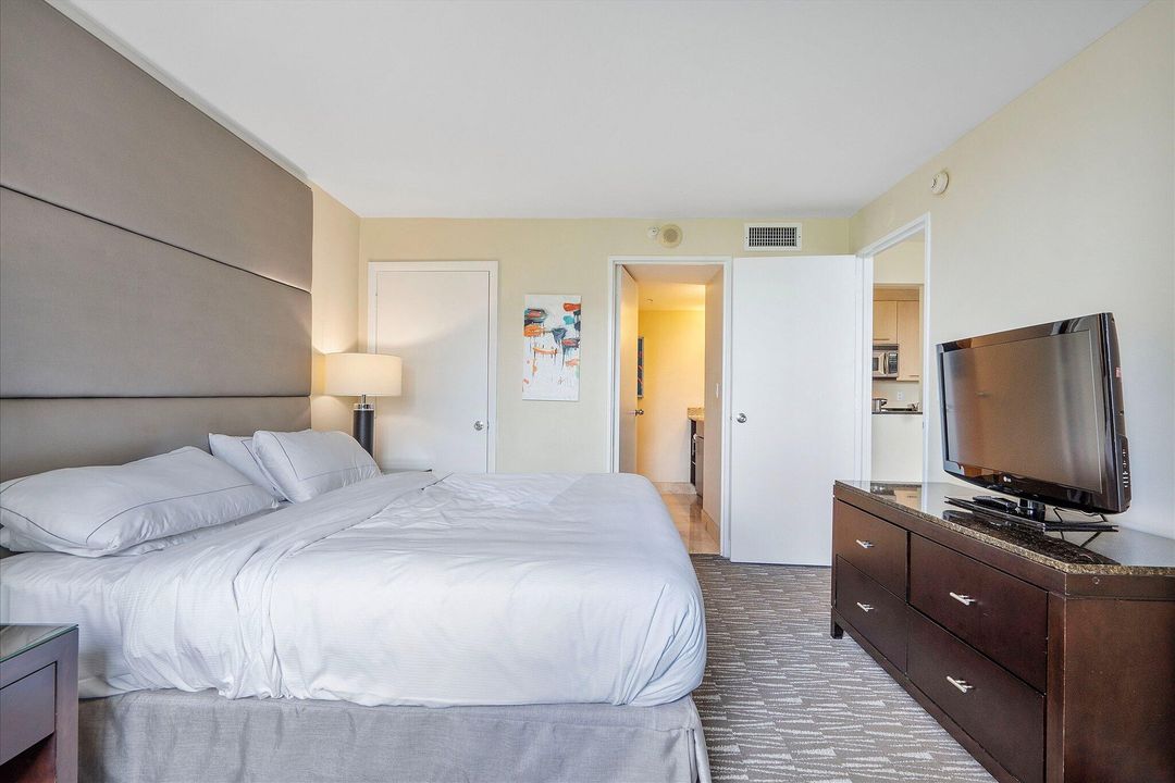 For Sale: $320,000 (2 beds, 2 baths, 836 Square Feet)