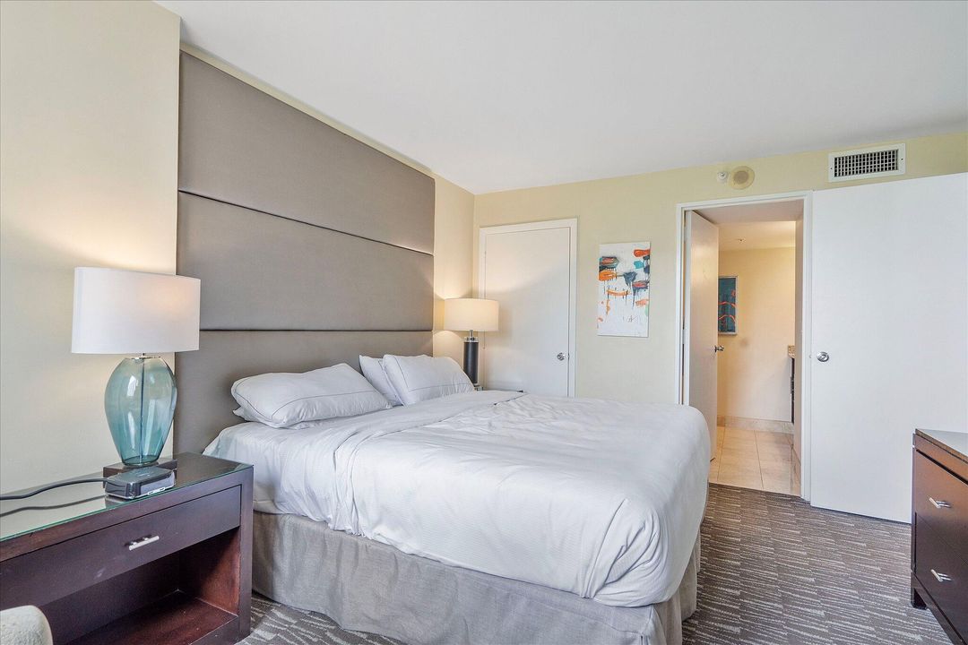 For Sale: $320,000 (2 beds, 2 baths, 836 Square Feet)