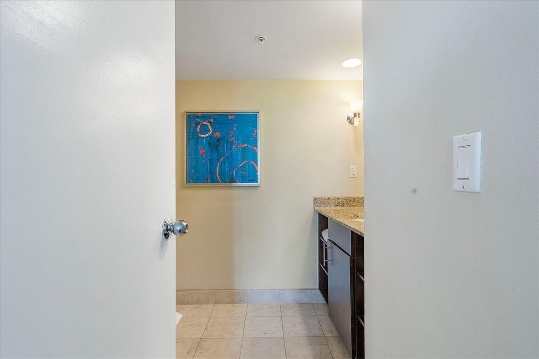 For Sale: $320,000 (2 beds, 2 baths, 836 Square Feet)
