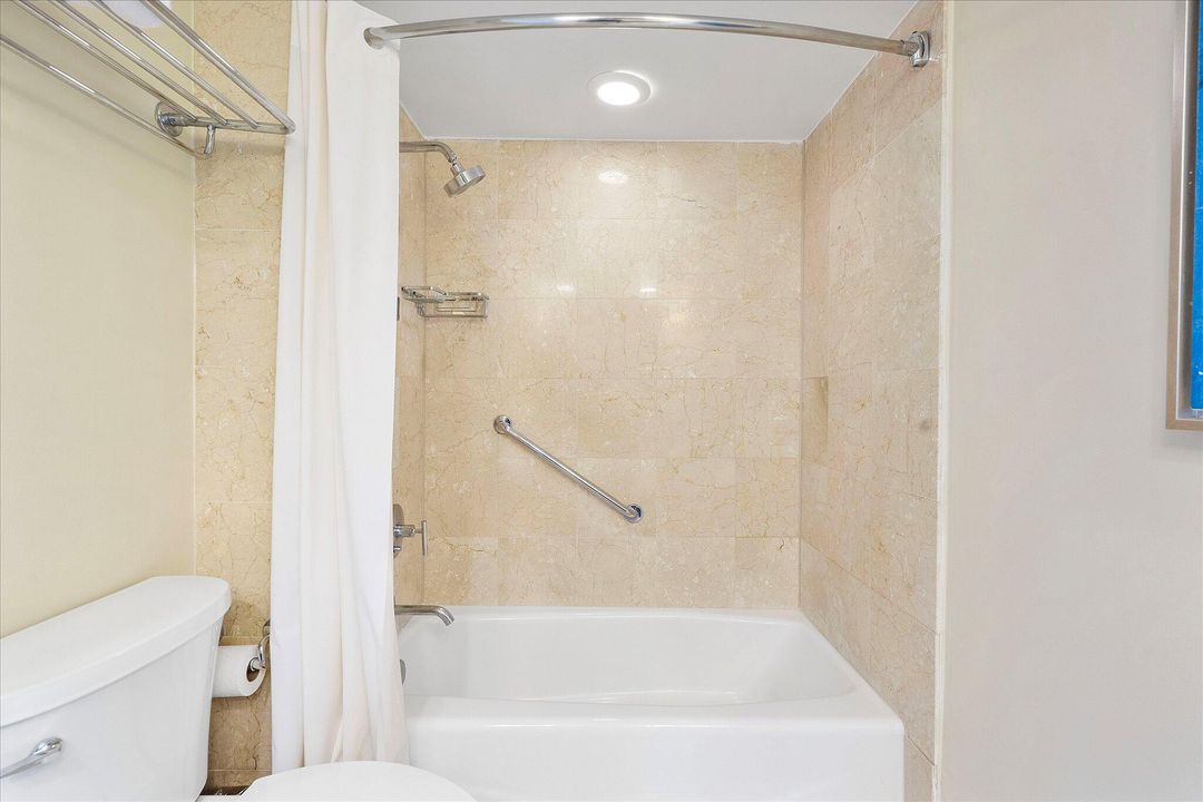 For Sale: $320,000 (2 beds, 2 baths, 836 Square Feet)