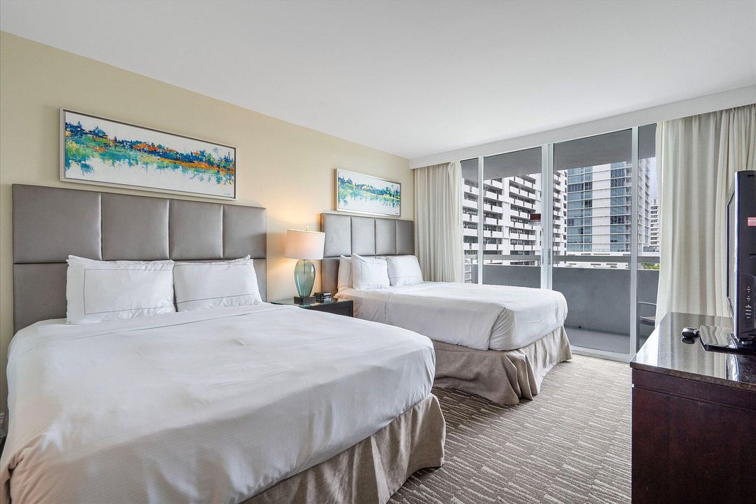 For Sale: $320,000 (2 beds, 2 baths, 836 Square Feet)