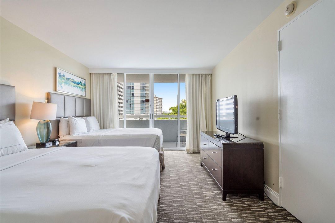 For Sale: $320,000 (2 beds, 2 baths, 836 Square Feet)