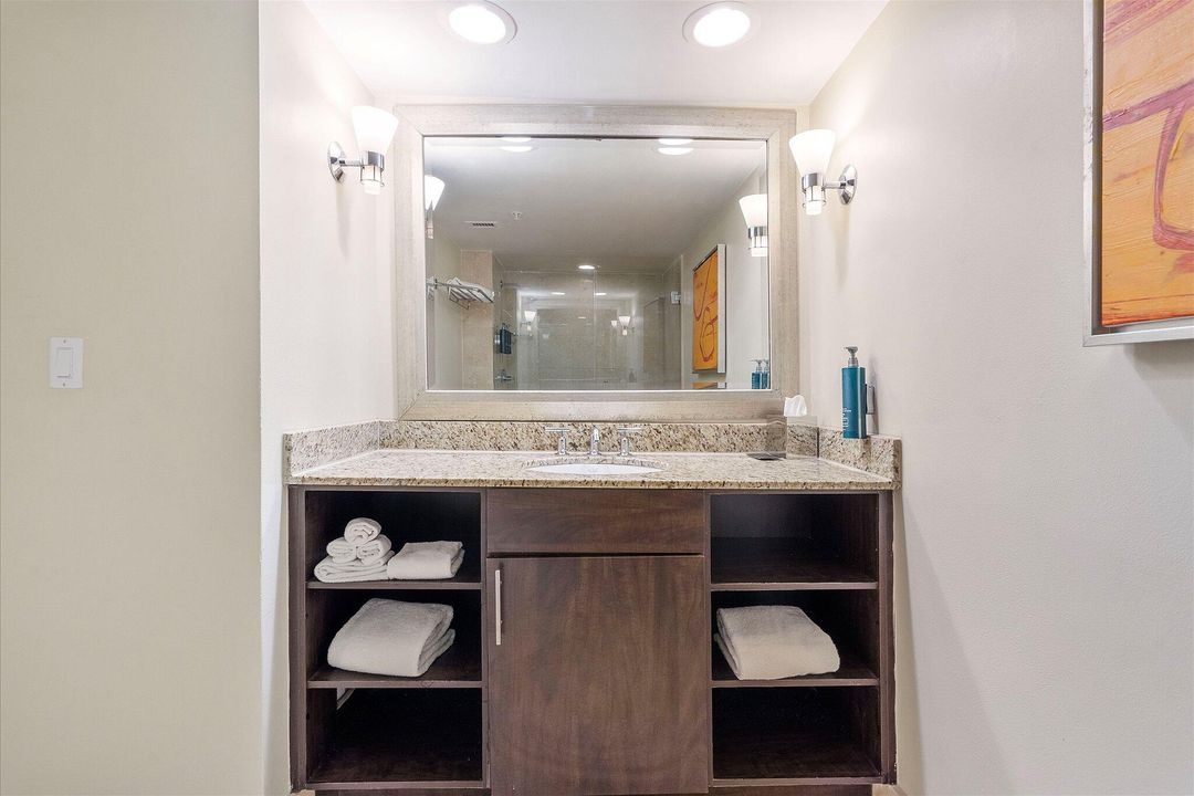 For Sale: $320,000 (2 beds, 2 baths, 836 Square Feet)