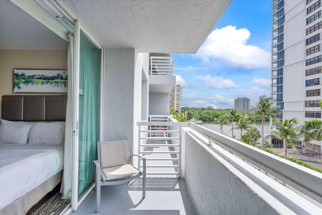 For Sale: $320,000 (2 beds, 2 baths, 836 Square Feet)