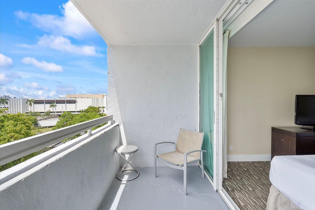 For Sale: $320,000 (2 beds, 2 baths, 836 Square Feet)