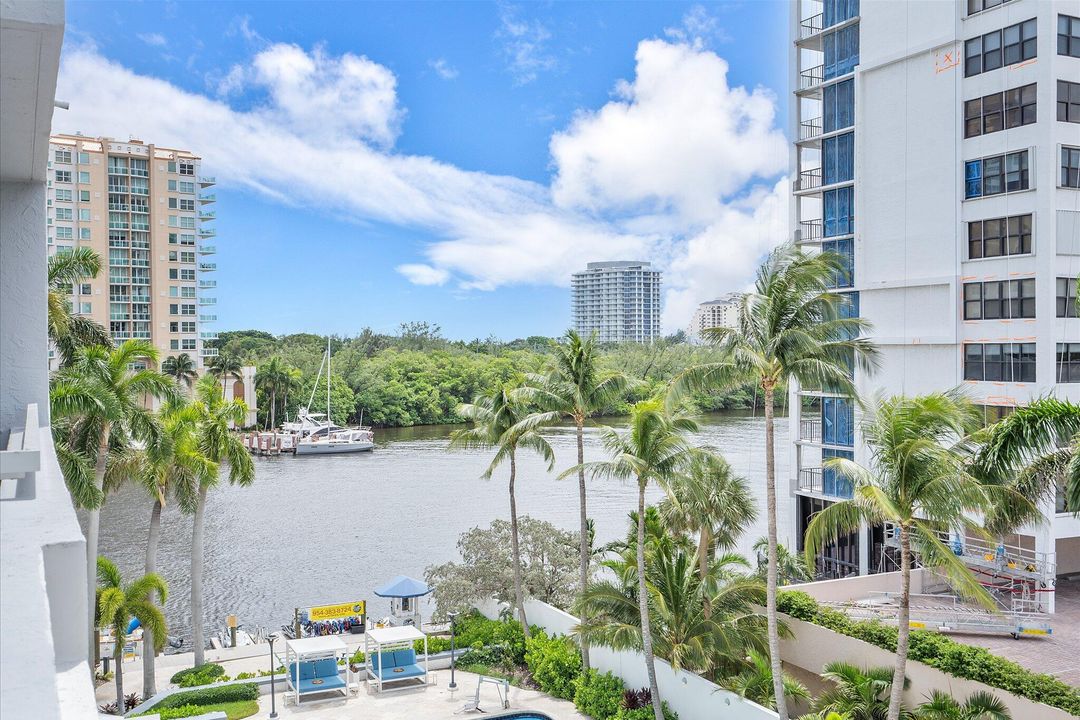 For Sale: $320,000 (2 beds, 2 baths, 836 Square Feet)