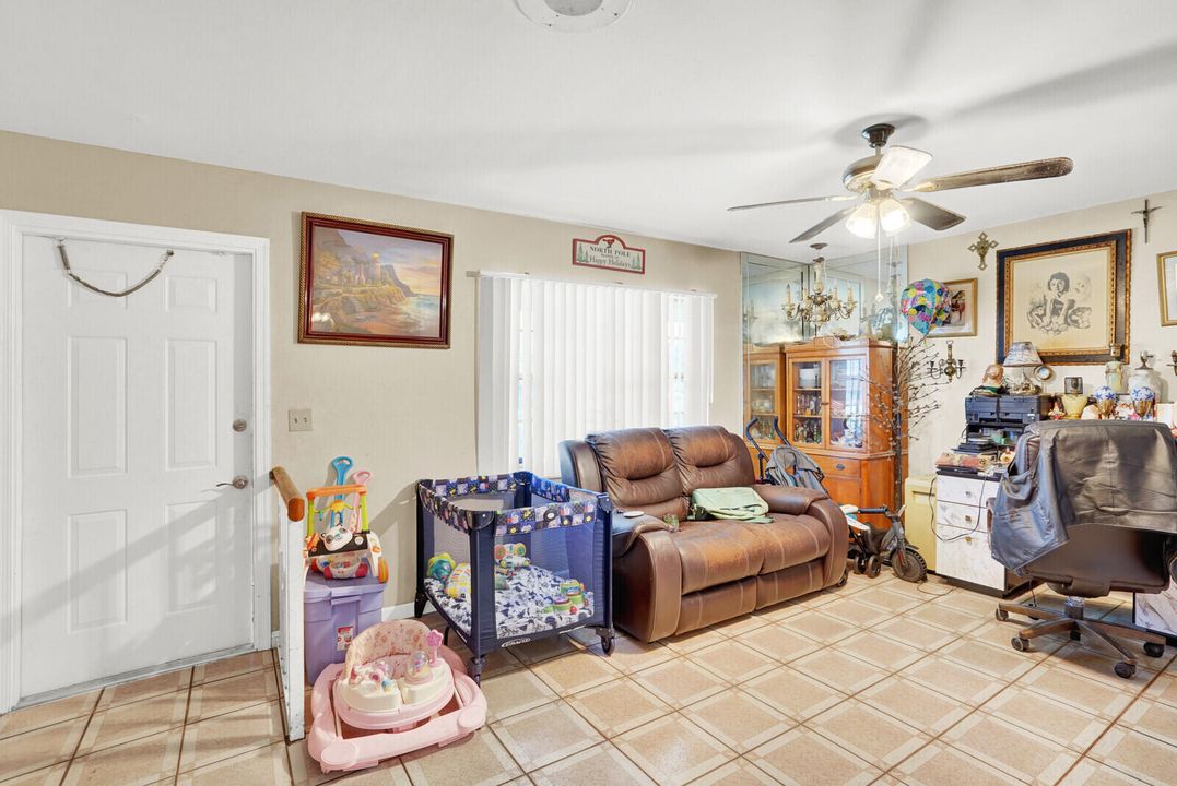 Activo con contrato: $425,000 (3 camas, 2 baños, 1538 Pies cuadrados)