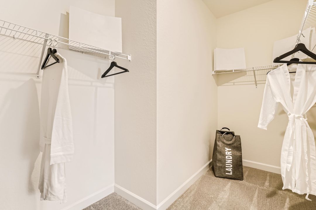 На продажу: $393,500 (3 спален, 2 ванн, 1821 Квадратных фут)