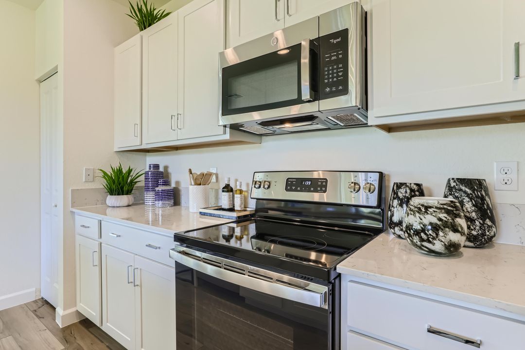 На продажу: $393,500 (3 спален, 2 ванн, 1821 Квадратных фут)