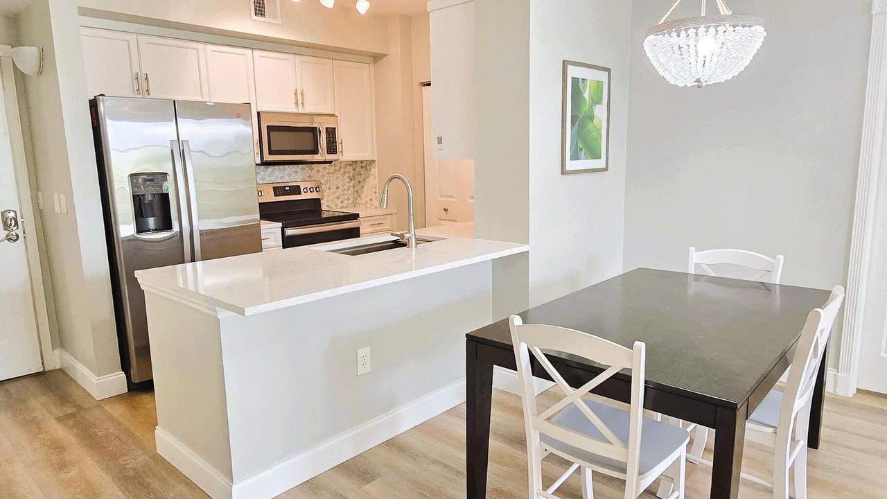 Под контрактом: $3,450 (2 спален, 2 ванн, 1120 Квадратных фут)