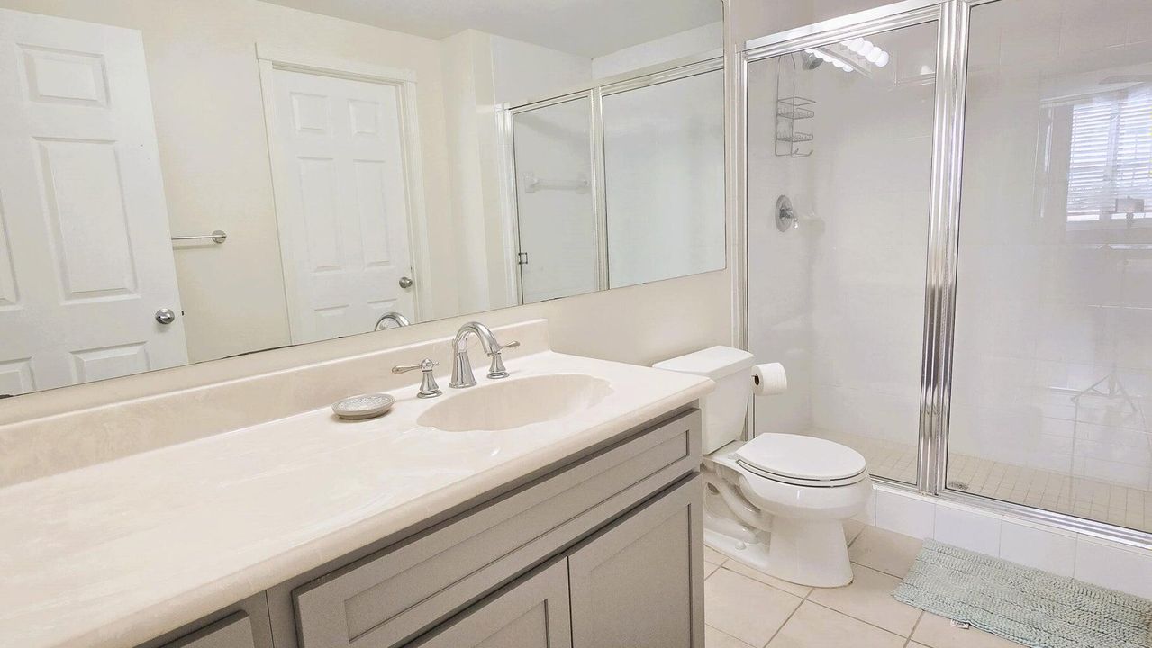 Под контрактом: $3,450 (2 спален, 2 ванн, 1120 Квадратных фут)