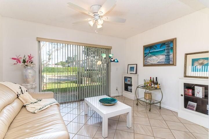 For Rent: $2,200 (2 beds, 2 baths, 1148 Square Feet)