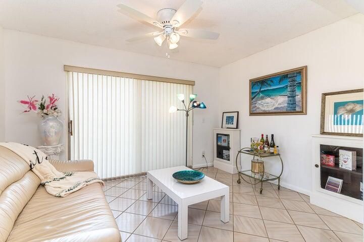 For Rent: $2,200 (2 beds, 2 baths, 1148 Square Feet)