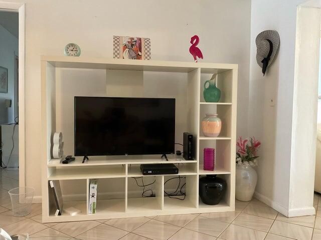 For Rent: $2,200 (2 beds, 2 baths, 1148 Square Feet)