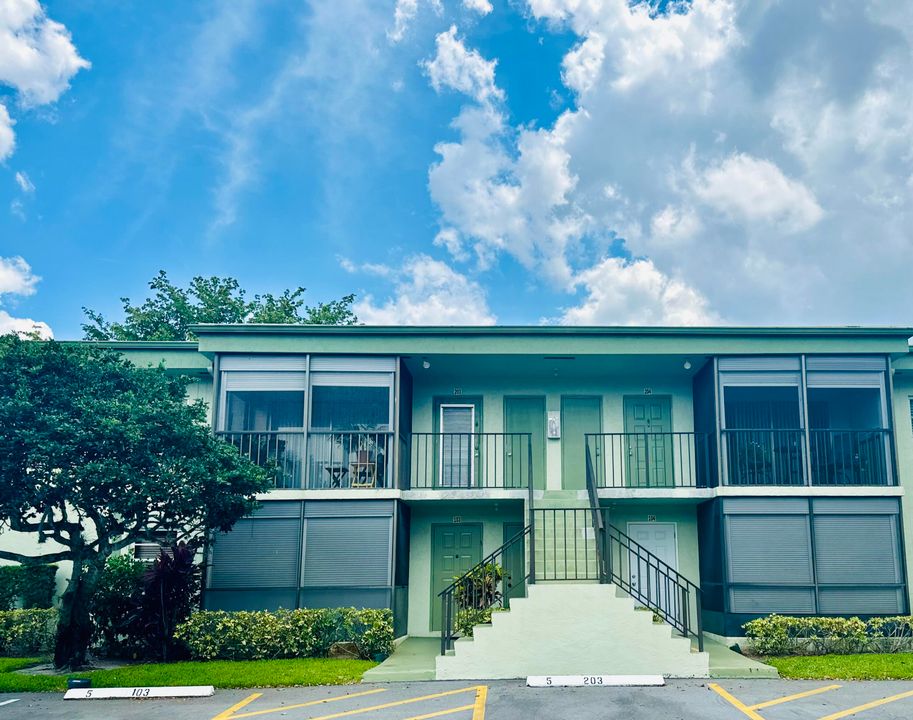 For Rent: $1,750 (2 beds, 2 baths, 850 Square Feet)