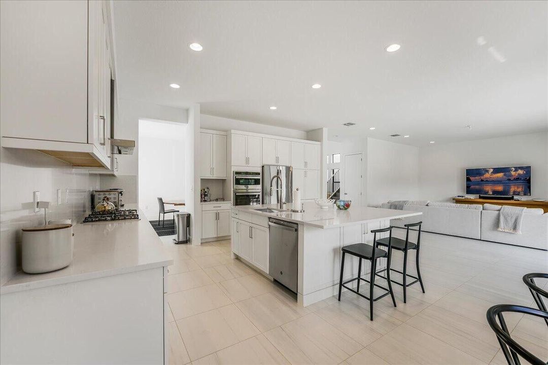 For Rent: $12,800 (5 beds, 7 baths, 4484 Square Feet)