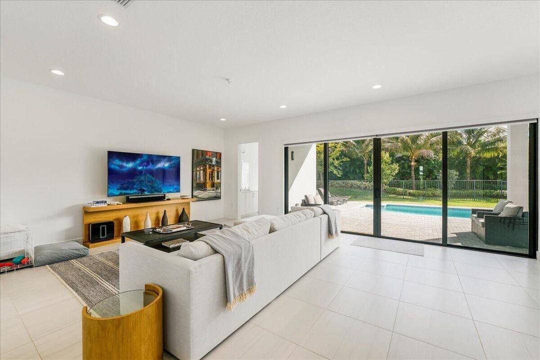 For Rent: $12,800 (5 beds, 7 baths, 4484 Square Feet)