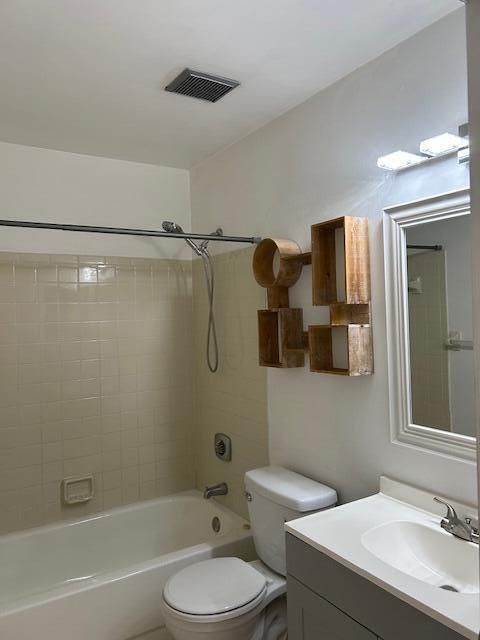 出租: $2,475 (2 贝兹, 2 浴室, 990 平方英尺)