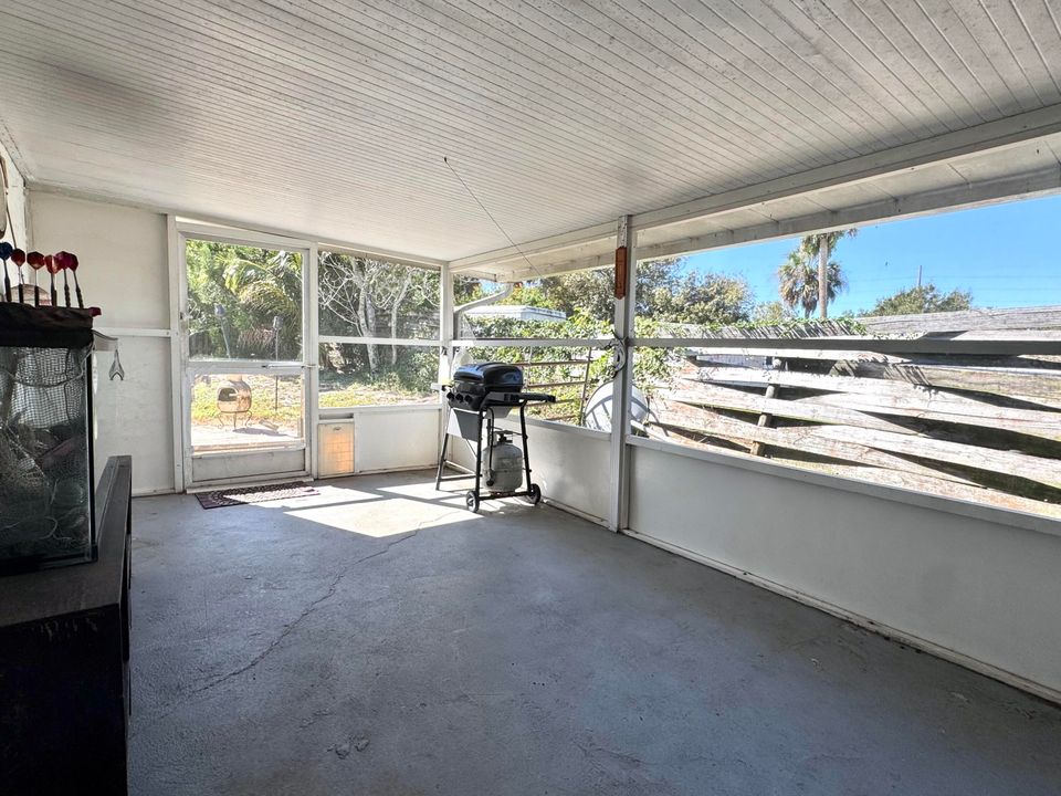 合同活跃: $174,500 (2 贝兹, 1 浴室, 748 平方英尺)