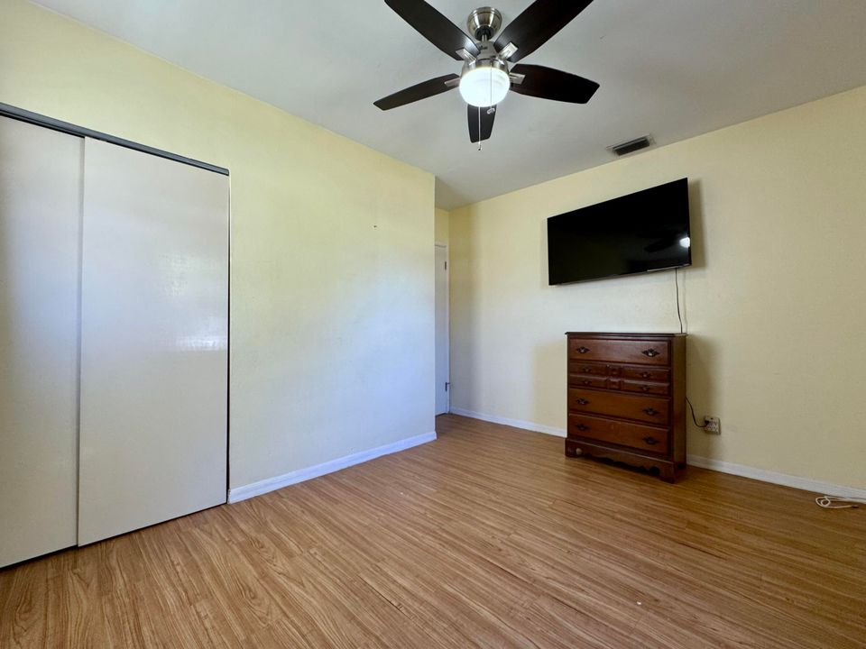 合同活跃: $174,500 (2 贝兹, 1 浴室, 748 平方英尺)