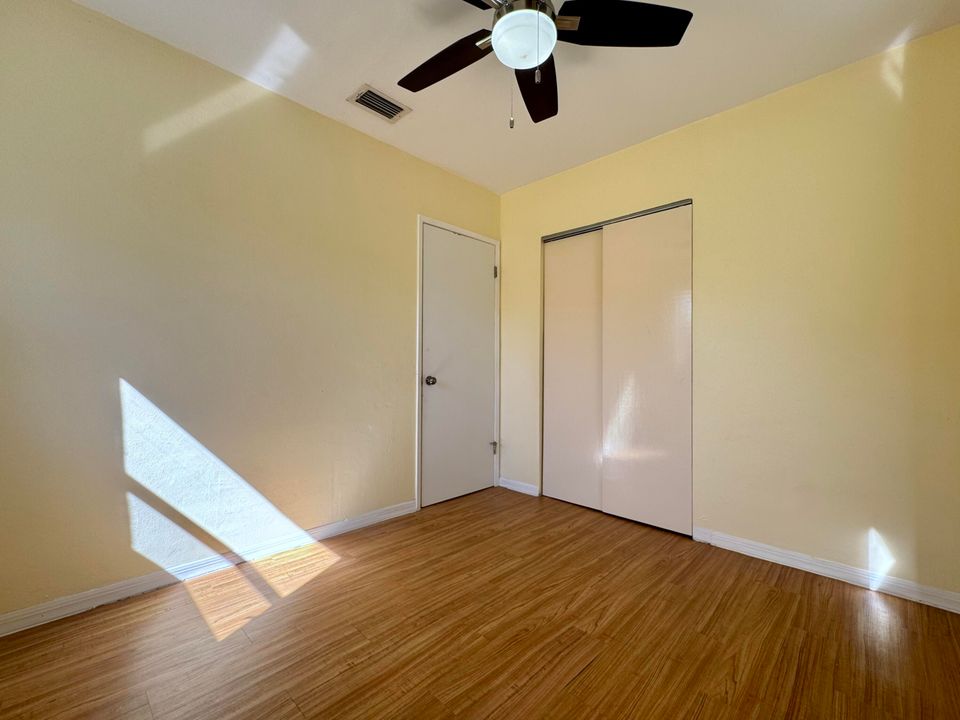 合同活跃: $174,500 (2 贝兹, 1 浴室, 748 平方英尺)