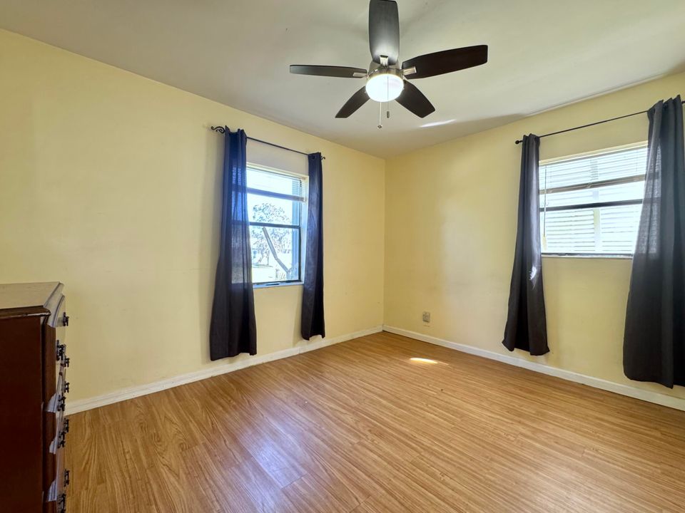 合同活跃: $174,500 (2 贝兹, 1 浴室, 748 平方英尺)