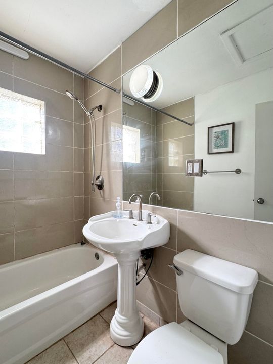 合同活跃: $174,500 (2 贝兹, 1 浴室, 748 平方英尺)