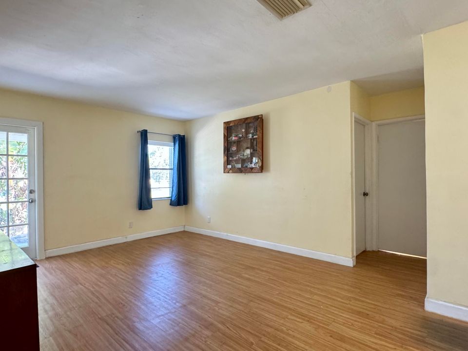 合同活跃: $174,500 (2 贝兹, 1 浴室, 748 平方英尺)