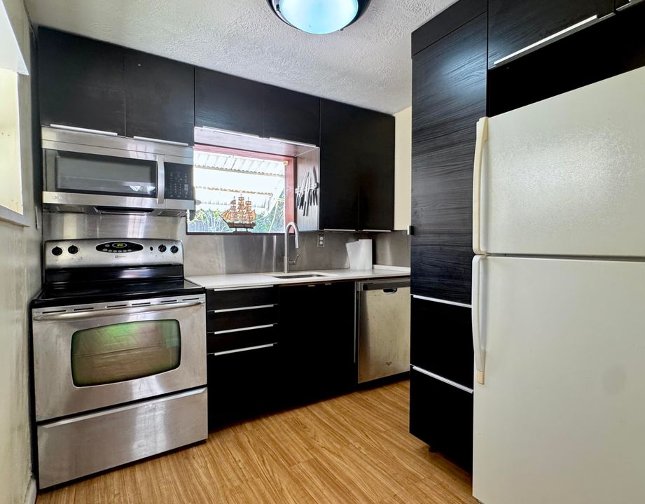 合同活跃: $174,500 (2 贝兹, 1 浴室, 748 平方英尺)