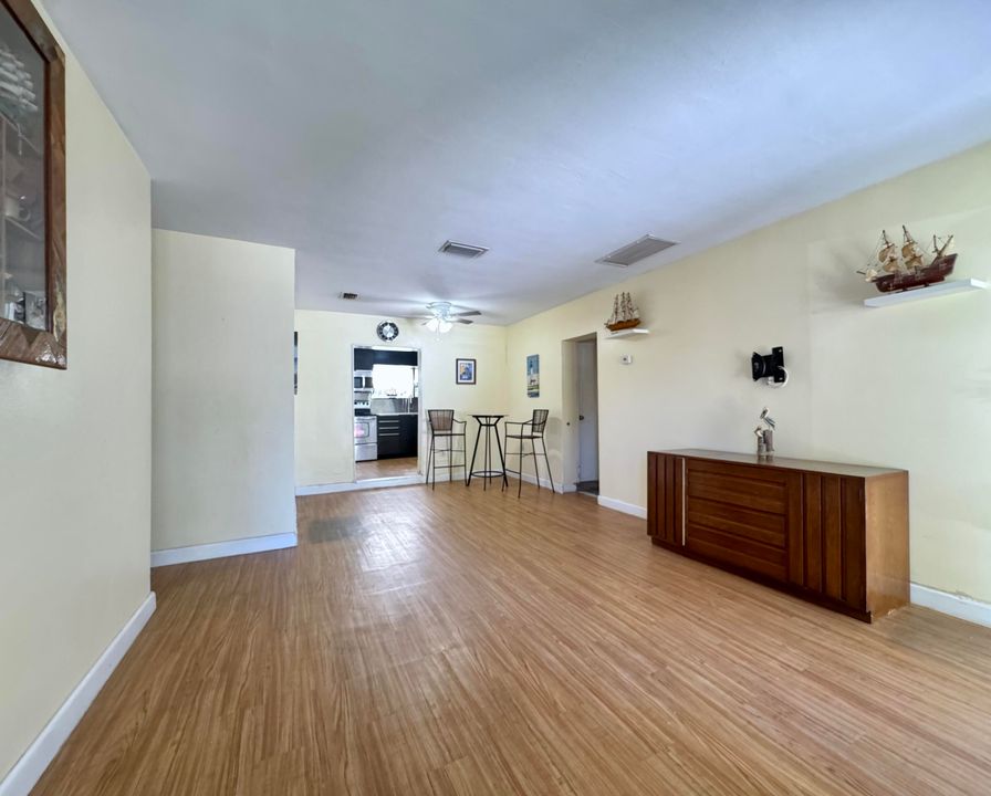 合同活跃: $174,500 (2 贝兹, 1 浴室, 748 平方英尺)