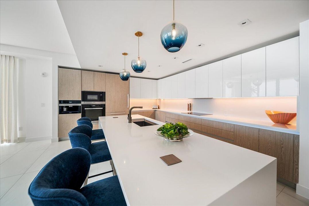 For Sale: $3,495,000 (2 beds, 2 baths, 2525 Square Feet)