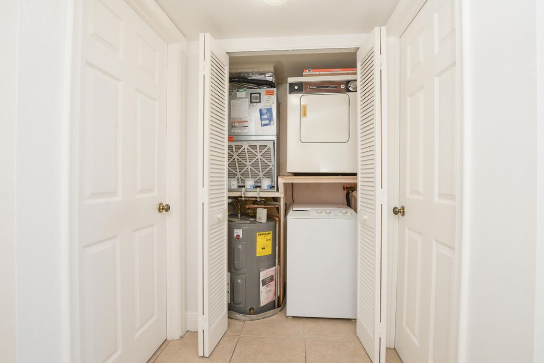 На продажу: $335,000 (2 спален, 2 ванн, 1053 Квадратных фут)