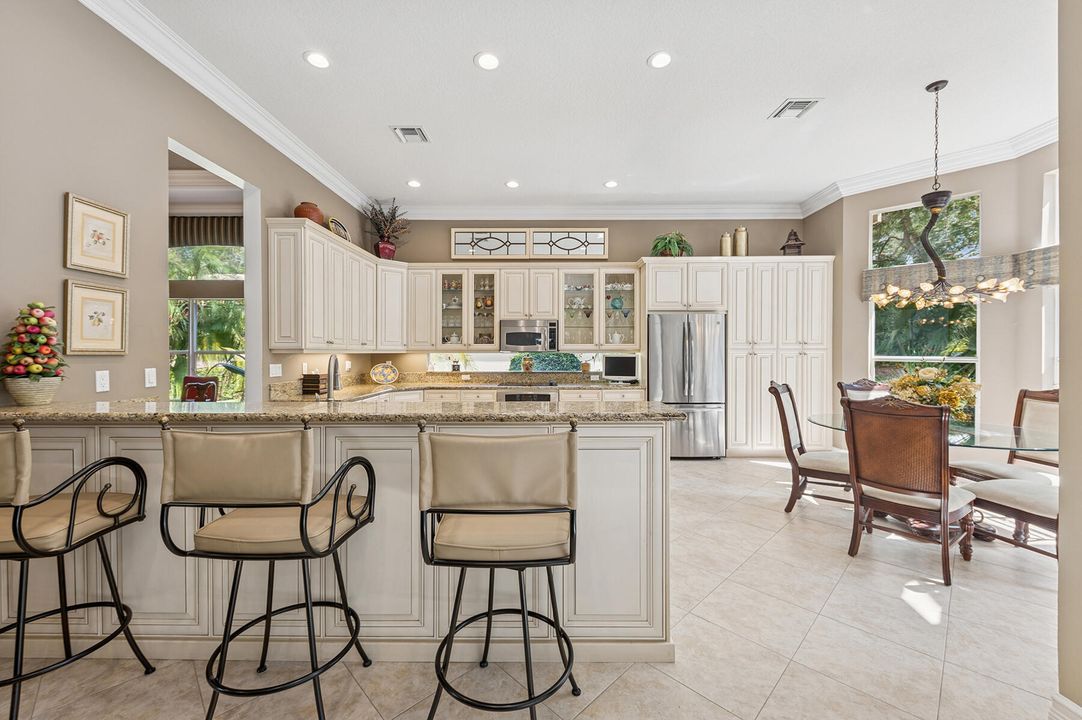 合同活跃: $775,000 (3 贝兹, 2 浴室, 2686 平方英尺)