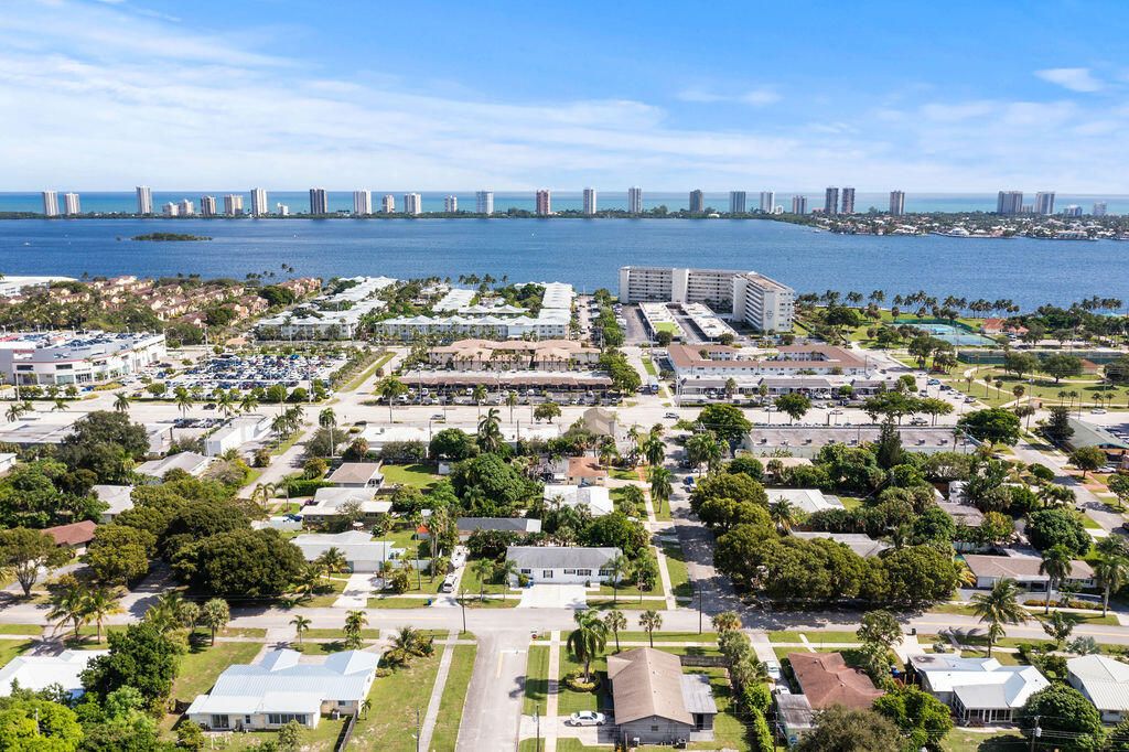 На продажу: $599,000 (5 спален, 2 ванн, 2022 Квадратных фут)