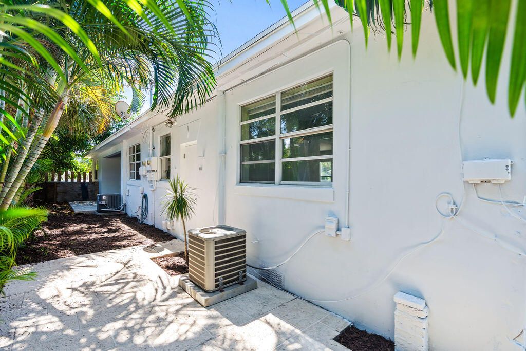 На продажу: $599,000 (5 спален, 2 ванн, 2022 Квадратных фут)