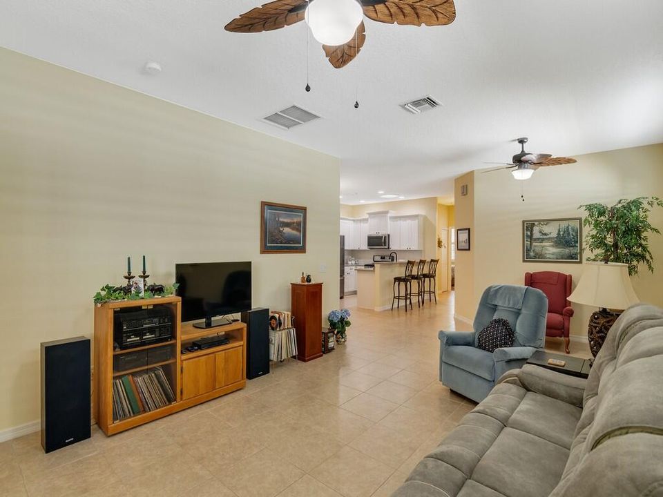 For Sale: $349,900 (2 beds, 2 baths, 1544 Square Feet)