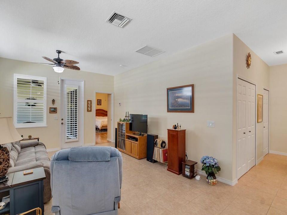 For Sale: $349,900 (2 beds, 2 baths, 1544 Square Feet)