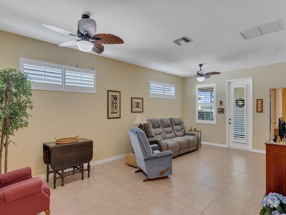 For Sale: $349,900 (2 beds, 2 baths, 1544 Square Feet)