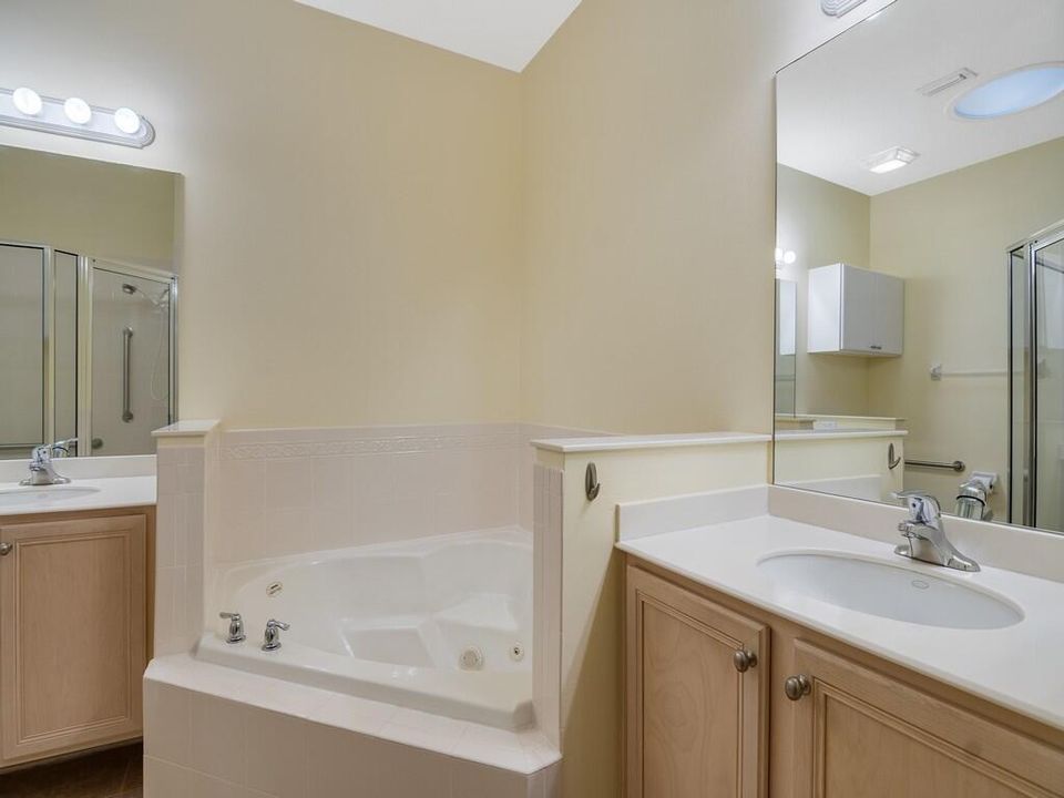 For Sale: $349,900 (2 beds, 2 baths, 1544 Square Feet)