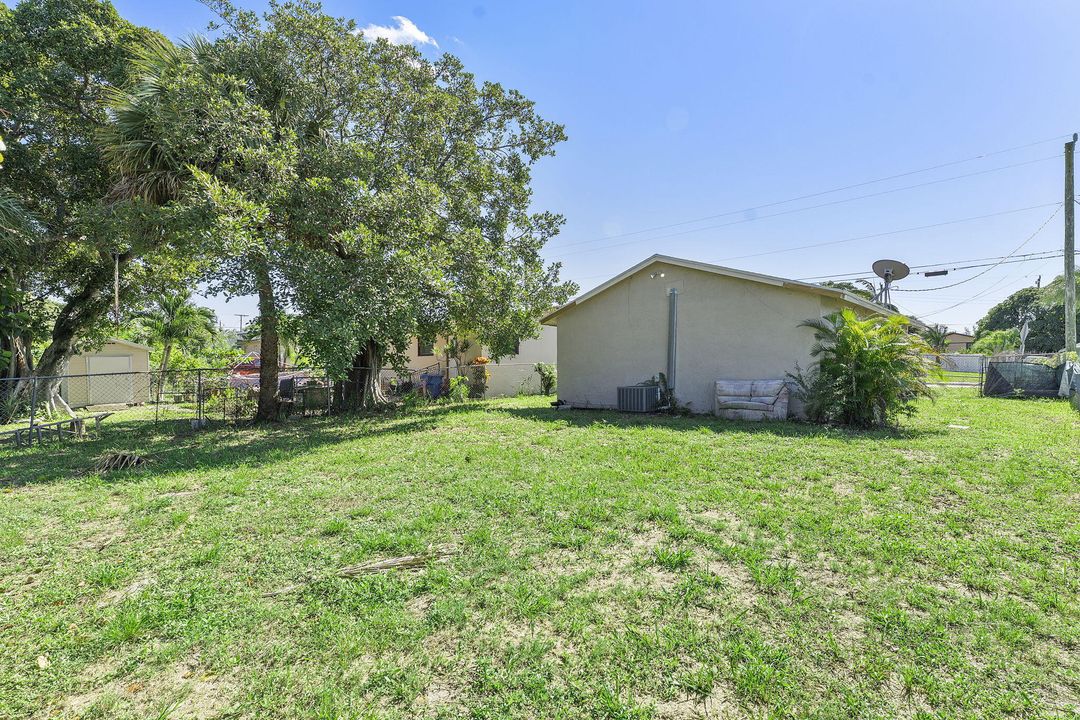 For Sale: $300,000 (3 beds, 1 baths, 864 Square Feet)