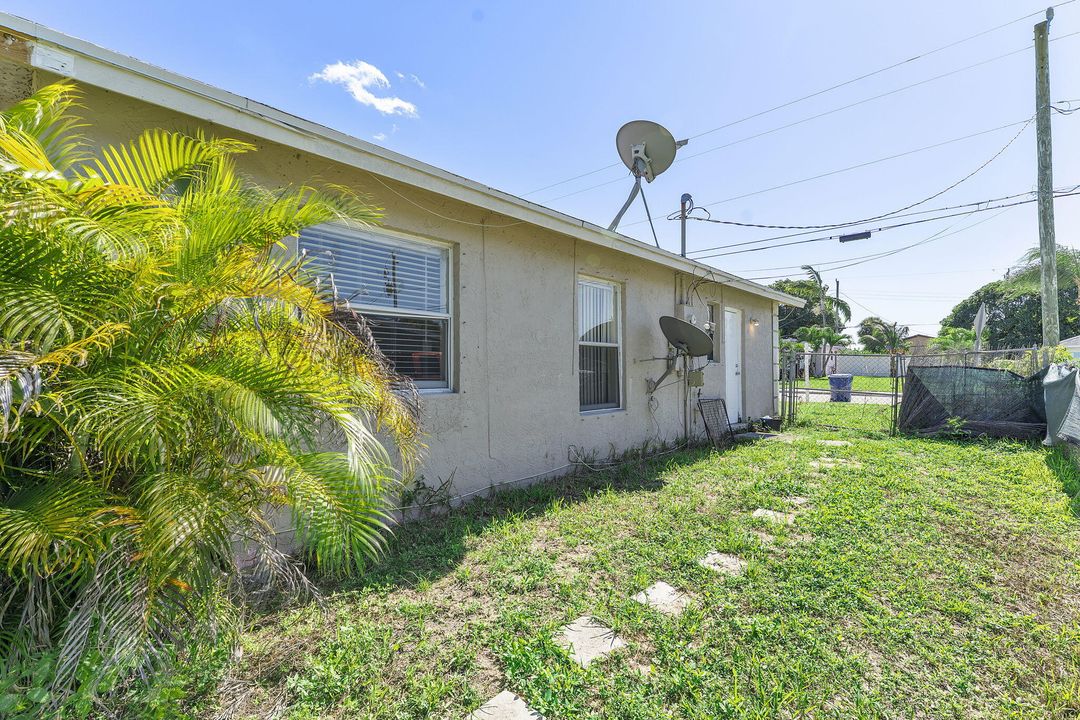 For Sale: $300,000 (3 beds, 1 baths, 864 Square Feet)