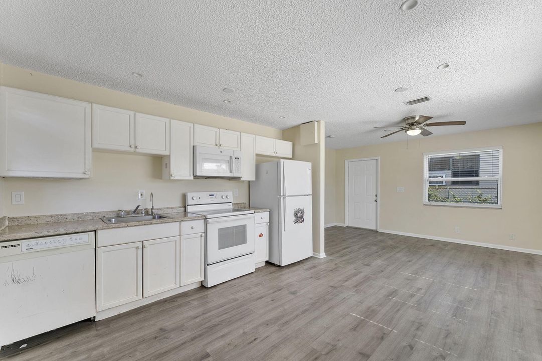 For Sale: $300,000 (3 beds, 1 baths, 864 Square Feet)