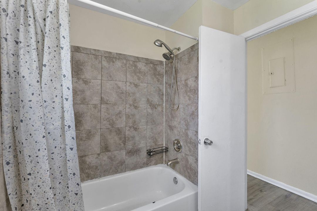 For Sale: $300,000 (3 beds, 1 baths, 864 Square Feet)