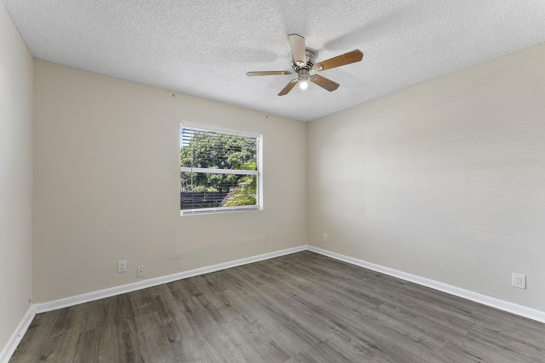 For Sale: $300,000 (3 beds, 1 baths, 864 Square Feet)