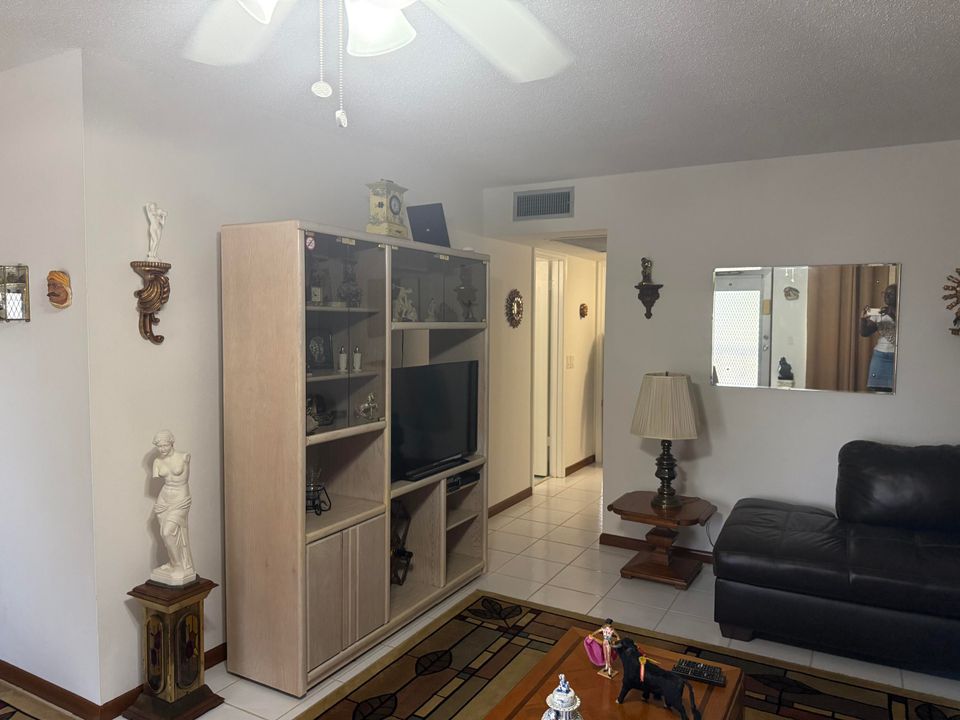 For Sale: $164,999 (2 beds, 1 baths, 795 Square Feet)