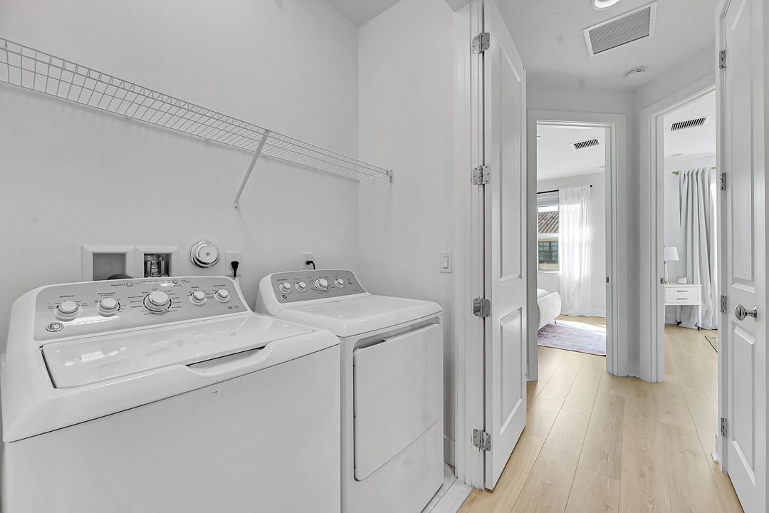 En Venta: $890,000 (3 camas, 3 baños, 2252 Pies cuadrados)