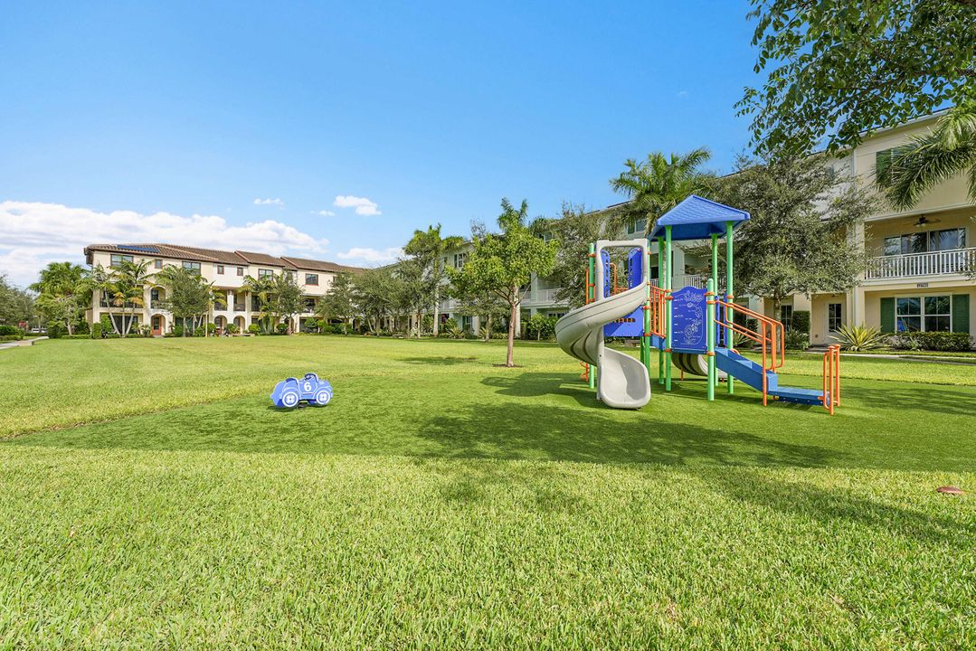 En Venta: $890,000 (3 camas, 3 baños, 2252 Pies cuadrados)