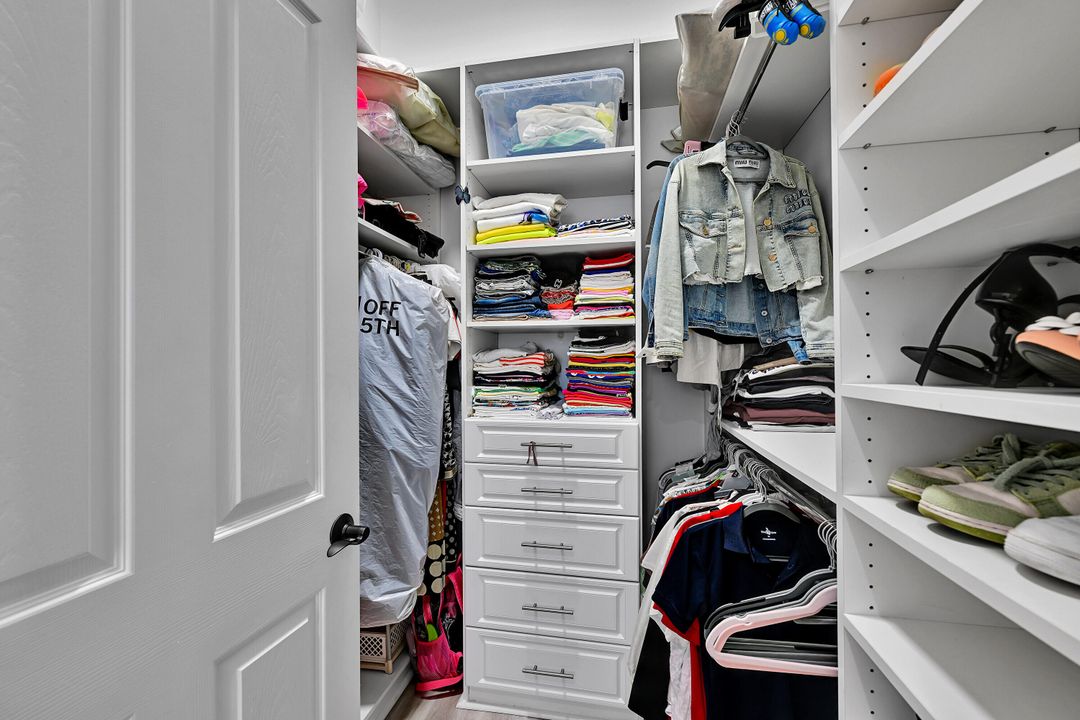 出租: $14,500 (5 贝兹, 4 浴室, 4248 平方英尺)